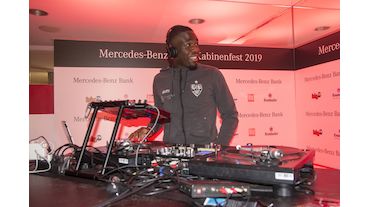 Vfb Stuttgart Kabinenfest Und Trainingsstart Vor Dem Spiel In Osnabruck