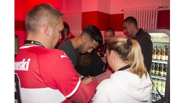 Vfb Stuttgart Kabinenfest Und Trainingsstart Vor Dem Spiel In Osnabruck