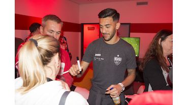 Vfb Stuttgart Kabinenfest Und Trainingsstart Vor Dem Spiel In Osnabruck