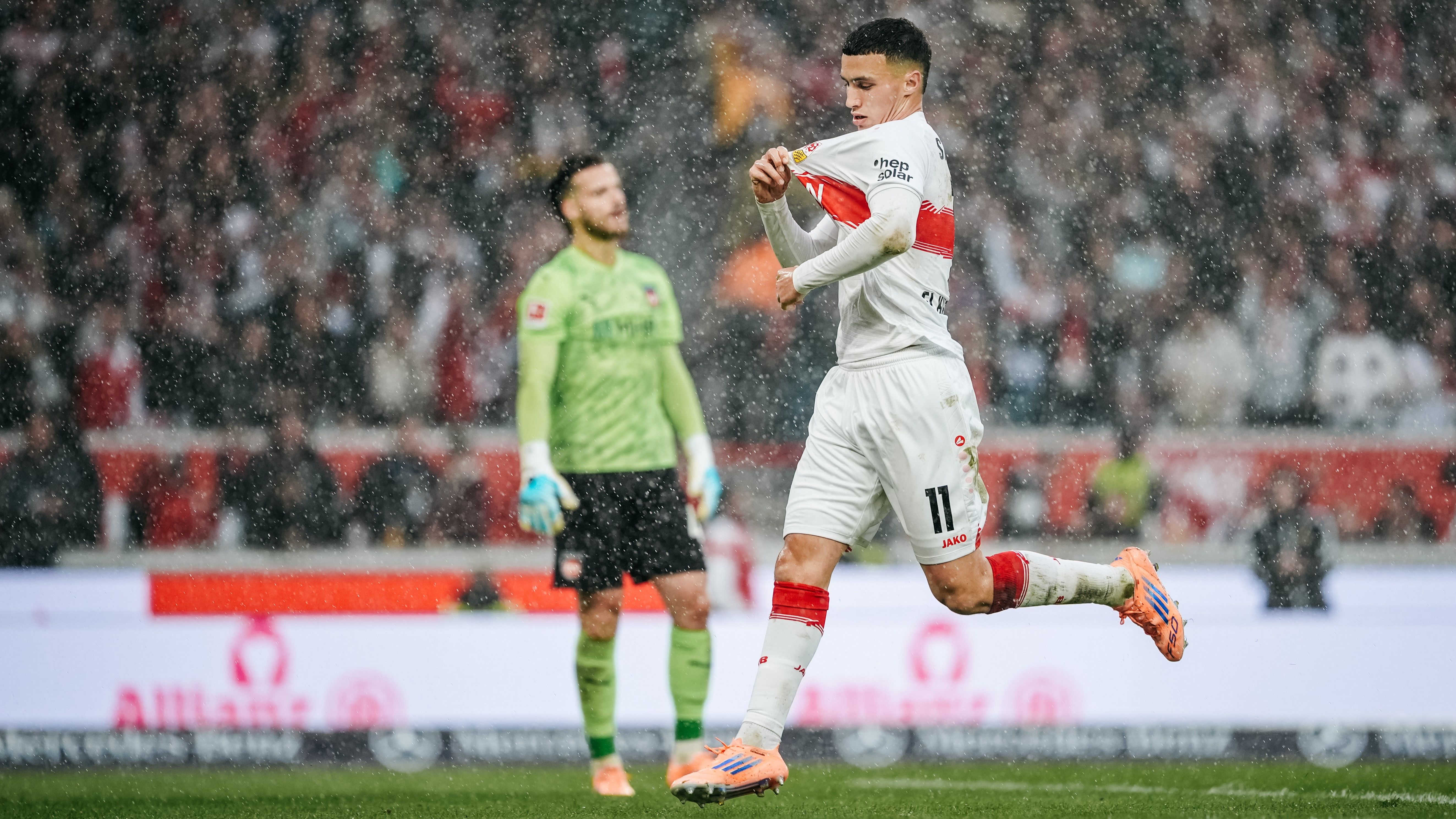 Schlenzer knackt Defensivriegel